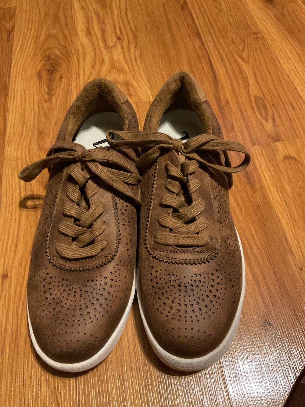 Very G Felix Sneakers In Tan Perforated Faux Leather Design Size 9 NWOT